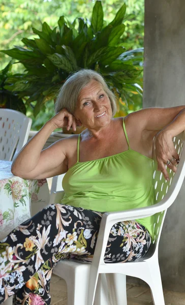 Mujer mayor descansando en un resort tropical — Foto de Stock