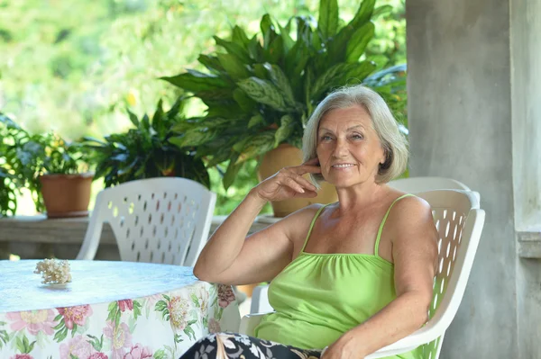 Older woman resting at tropical resort — Stock Photo, Image