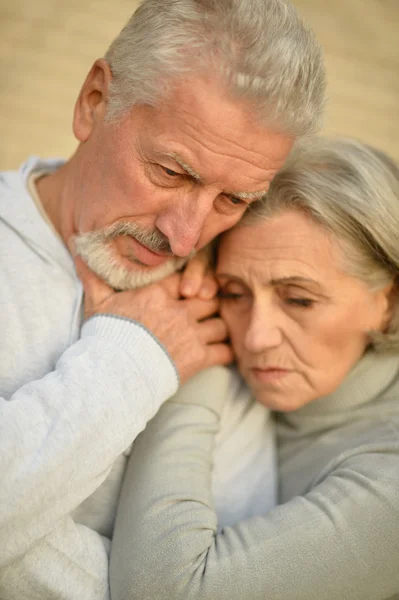 Äldre par nära vägg — Stockfoto