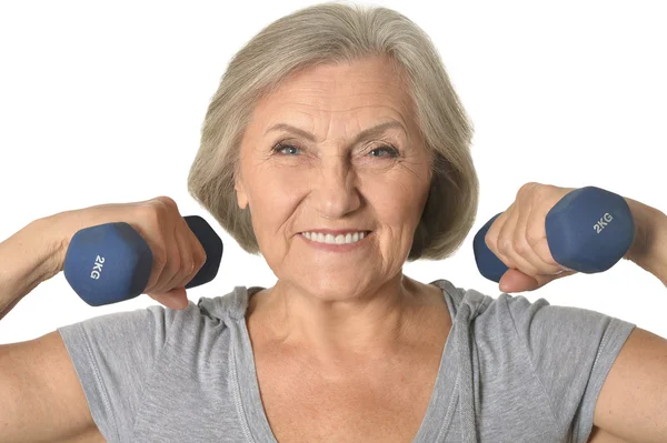 Oudere vrouw die traint met halters — Stockfoto