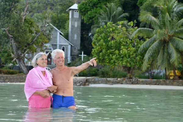 Couple âgé se reposer à la plage tropicale — Photo