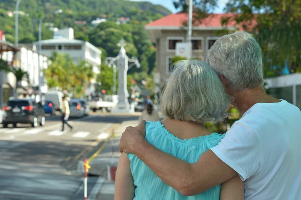 Repos de couple âgé à la station tropicale — Photo