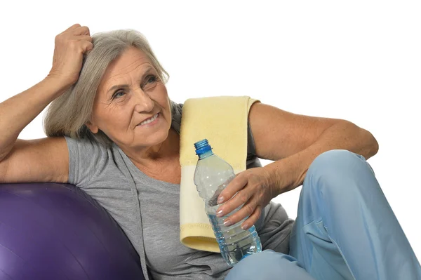Mujer mayor con agua después de hacer ejercicio — Foto de Stock