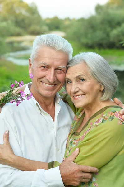 Счастливая пожилая пара у реки — стоковое фото