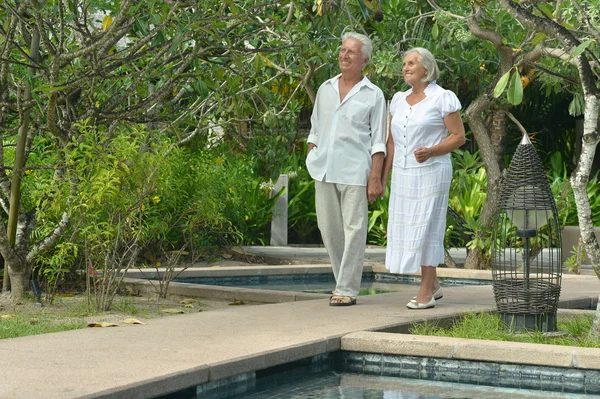 Casal de idosos descansam no resort tropical — Fotografia de Stock
