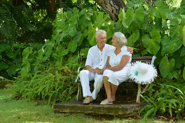 Bejaarde echtpaar in tropische tuin — Stockfoto