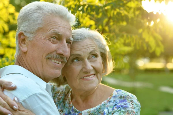 Ouder paar in zomer park — Stockfoto