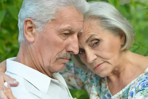 Sorgliga äldre par i sommaren park — Stockfoto