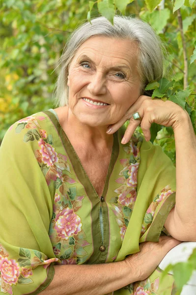 Mujer mayor en el parque de verano — Foto de Stock