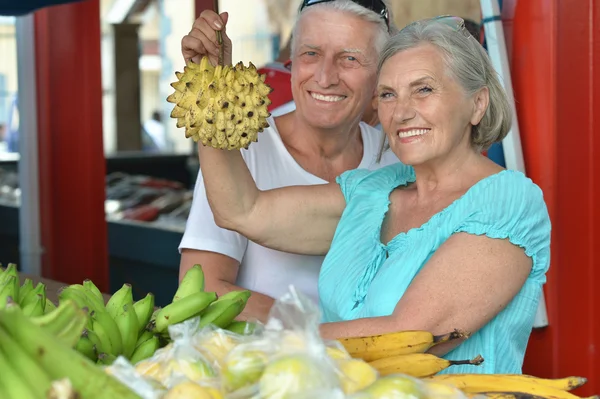 Hermosa pareja de ancianos en el mercado —  Fotos de Stock