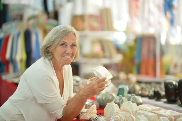 Vrouw in shopping center — Stockfoto