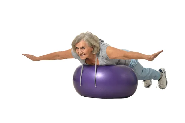 Seniorin trainiert mit Fitnessball — Stockfoto