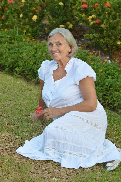 Starší žena v tropické zahradě — Stock fotografie
