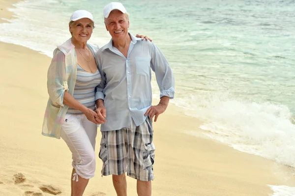 Yaşlı çift dinlenme tropikal tatil — Stok fotoğraf