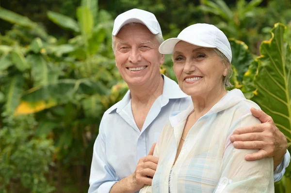 Starsze pary w tropikalnym ogrodzie — Zdjęcie stockowe