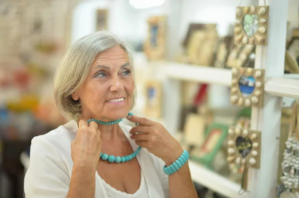 Vrouw in shopping center — Stockfoto