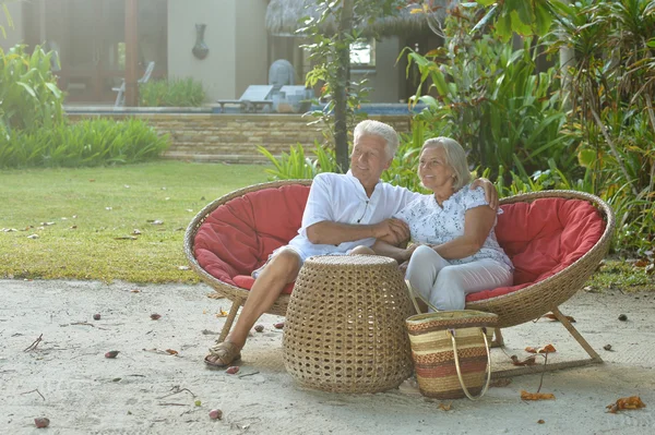 Pareja de ancianos en jardín tropical — Foto de Stock