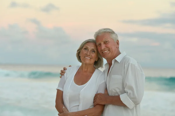 Äldre par på havet — Stockfoto