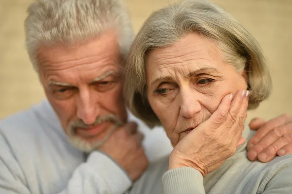 Ouder paar in de buurt van muur — Stockfoto