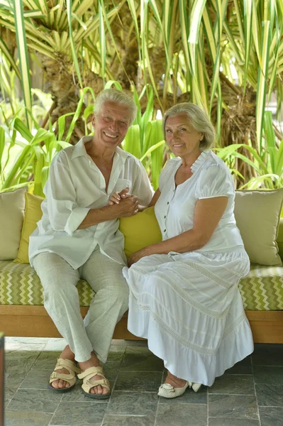 Pareja de ancianos descansan en resort tropical — Foto de Stock