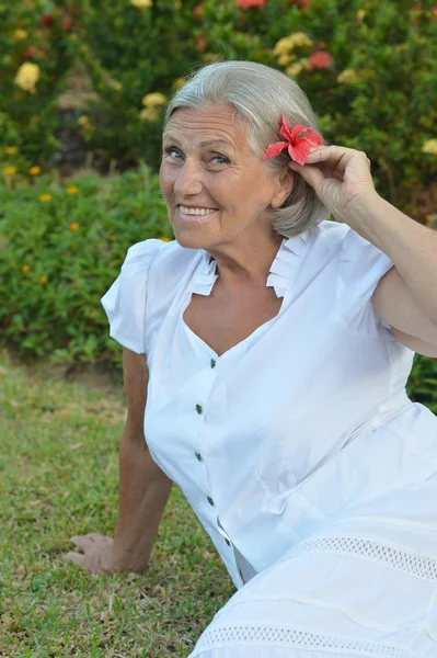 Elderly woman   in tropical garden — Stock Photo, Image