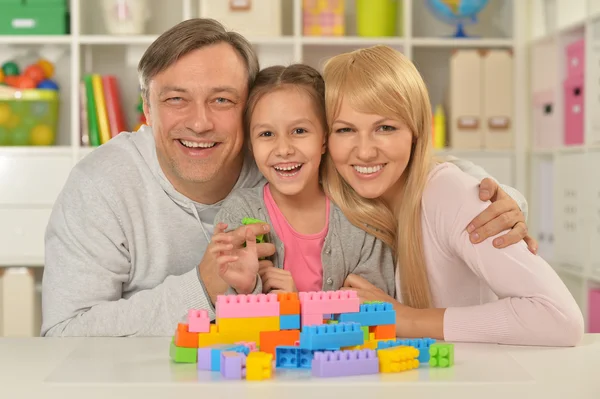 Glückliche Familie spielt zu Hause — Stockfoto