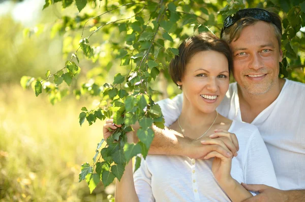 Paar in zomer park — Stockfoto