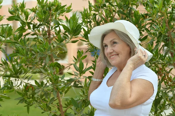 Seniorenvrouw in zomerpark — Stockfoto