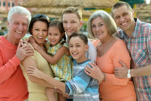 Familjen avkopplande på resort — Stockfoto