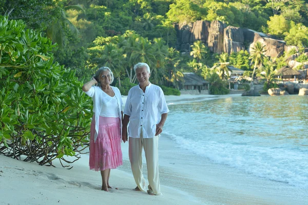 Ηλικιωμένο ζευγάρι υπόλοιπο στο tropical resort — Φωτογραφία Αρχείου