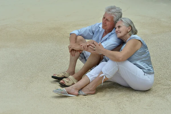 Elderly couple rest at tropical beach — Stock Photo, Image