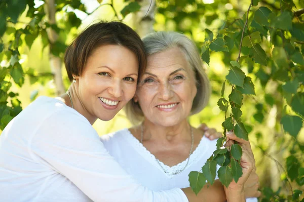 Senior mor och dotter i park — Stockfoto