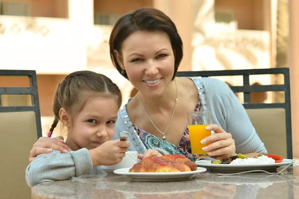 Chica con madre comiendo en la cafetería —  Fotos de Stock