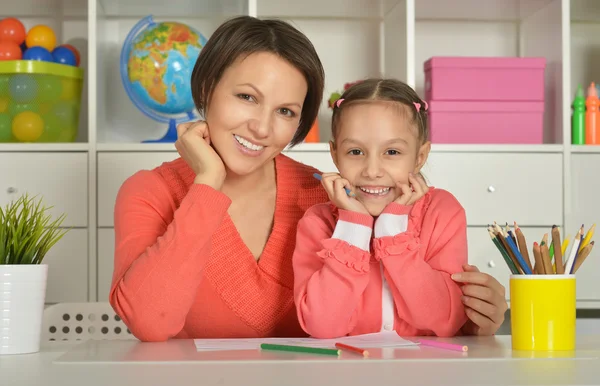 Chica pintando con madre — Foto de Stock