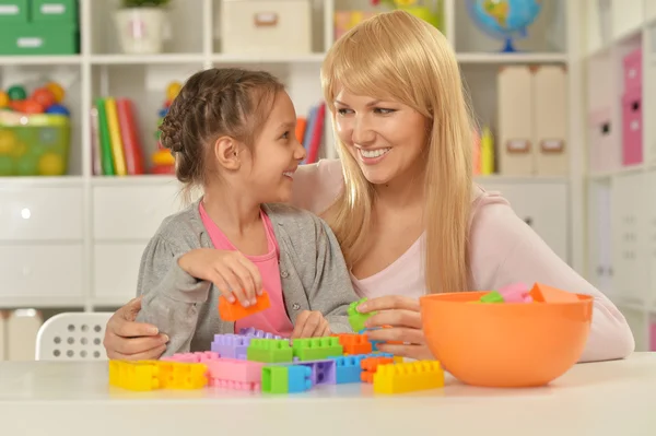 Klein meisje spelen met moeder — Stockfoto