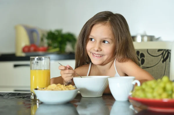 Vacker liten flicka med frukost — Stockfoto