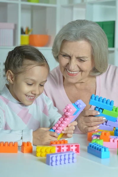 Avó com neta brincando juntos — Fotografia de Stock