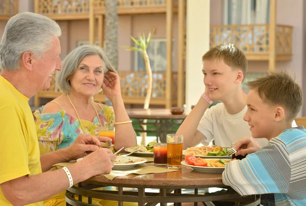 Бабушка и дедушка с внуками за завтраком — стоковое фото