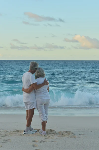 Elderly couple rest at tropical resort — Stock Photo, Image