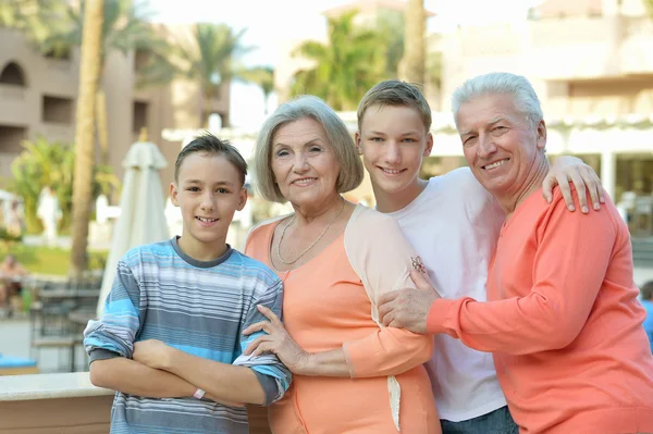 Lycklig familj på tropical resort — Stockfoto