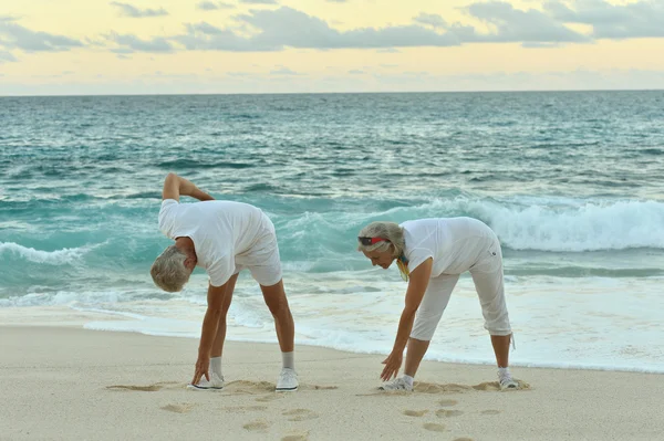 年长的夫妇在夏天锻炼身体 — 图库照片