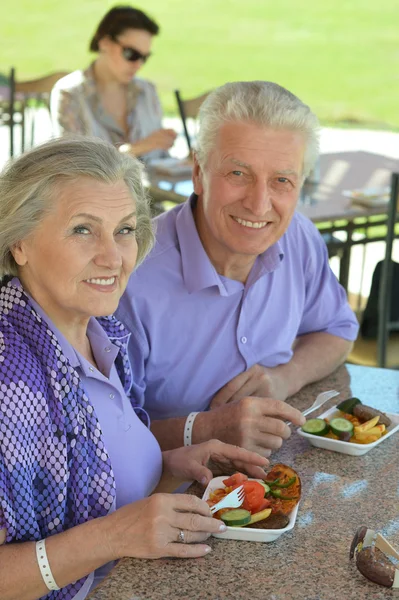 Casal de idosos almoçando — Fotografia de Stock