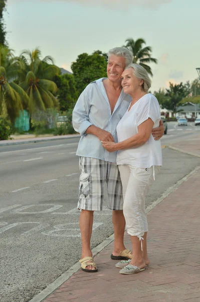 Pareja de ancianos descansan en resort tropical —  Fotos de Stock