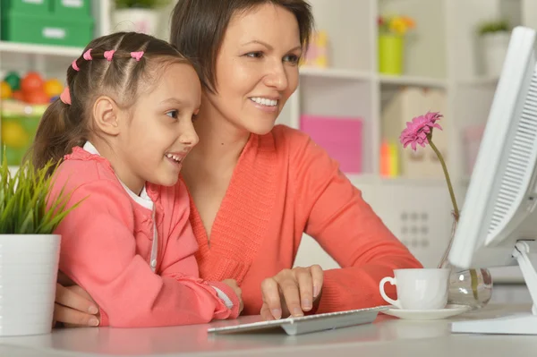 Meisje met moeder en computer — Stockfoto