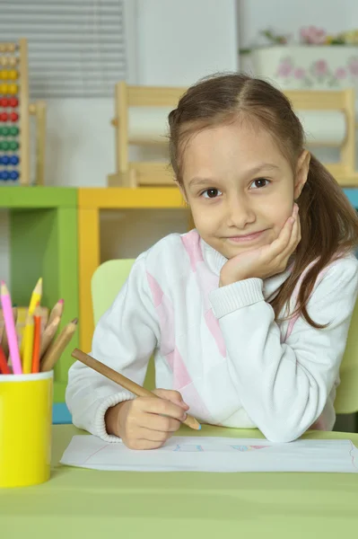 Ragazzina disegno a casa — Foto Stock