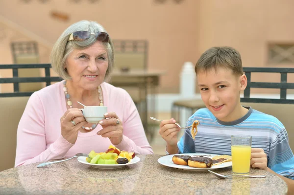 Babička s vnukem na snídani — Stock fotografie