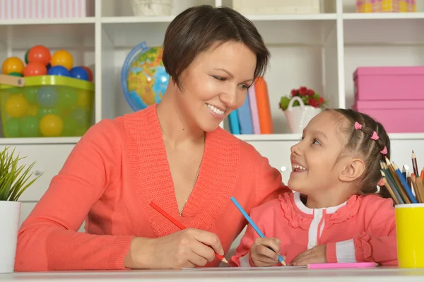 Meisje schilderen met moeder — Stockfoto