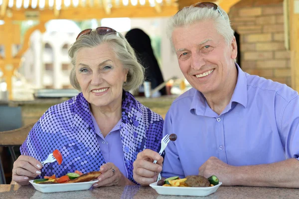 年长的夫妇共进午餐 — 图库照片