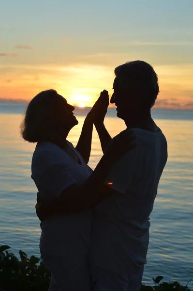 老夫妇在日落海滩上 — 图库照片