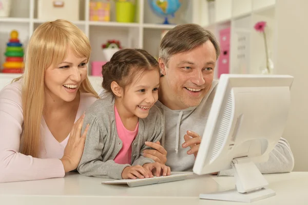 Lycklig familj spelar på datorn — Stockfoto